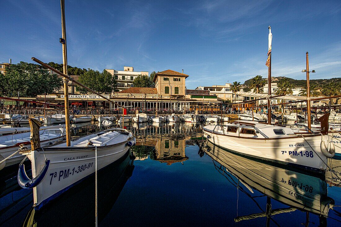 View from the harbor to the traditional restaurant Mar y Sol (1929), Port de Sóller, Mallorca, Spain