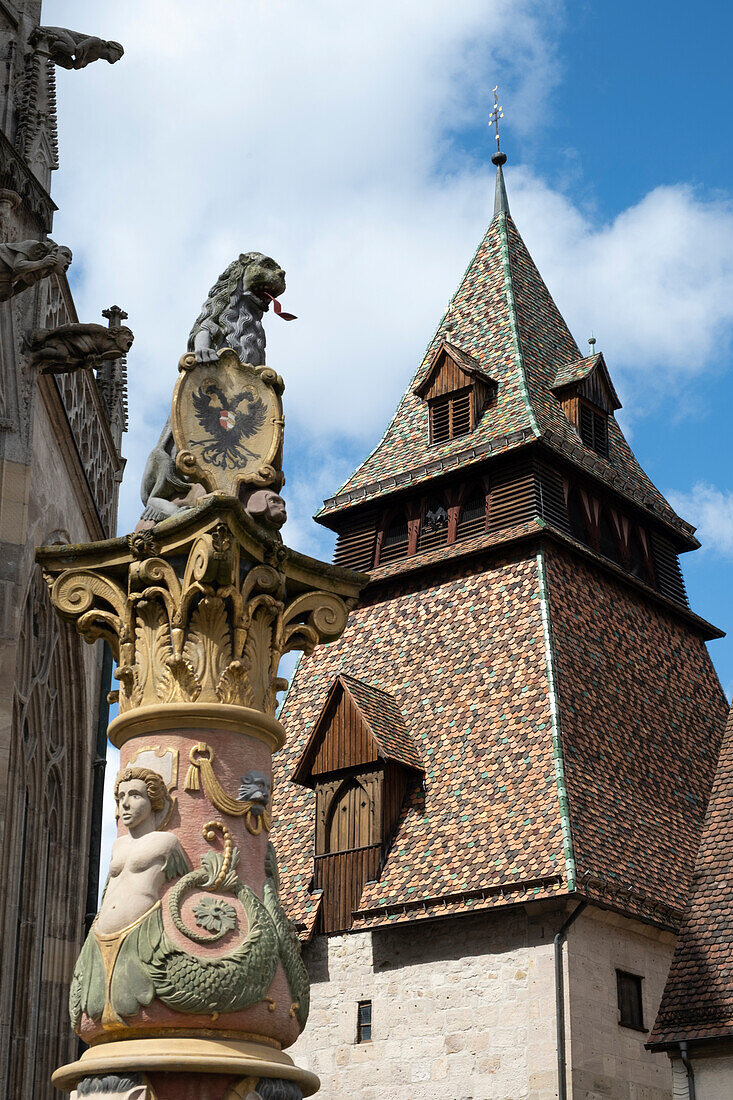 Blick auf den Löwenbrunnen vor dem Heilig-Kreuz-Münster in Schwäbisch Gmünd, Ostalbkreis, Baden-Württemberg, Deutschland, Europa
