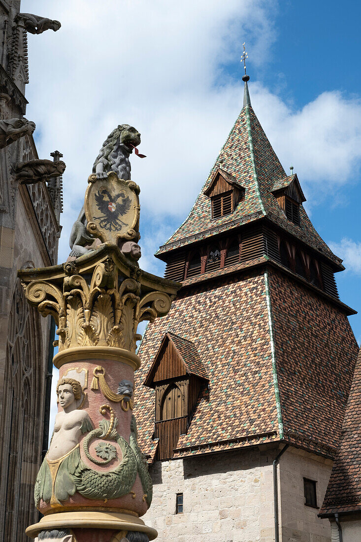 View of the lion fountain in front of the Heilig-Kreuz-Münster in Schwäbisch Gmünd, Ostalbkreis, Baden-Wuerttemberg, Germany, Europe