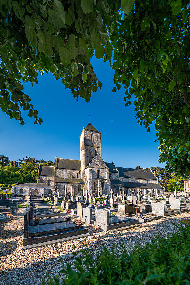 Friedhof und Kirche Notre-Dame d'Etretat, Etretat, Normandie, Frankreich