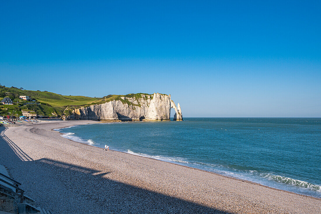 Blick auf die Kreidefelsen mit dem Felsentor Porte d'Aval, Etretat, Normandie, Frankreich