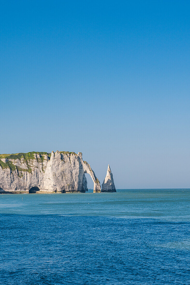 Blick auf die Kreidefelsen mit dem Felsentor Porte d'Aval, Etretat, Normandie, Frankreich