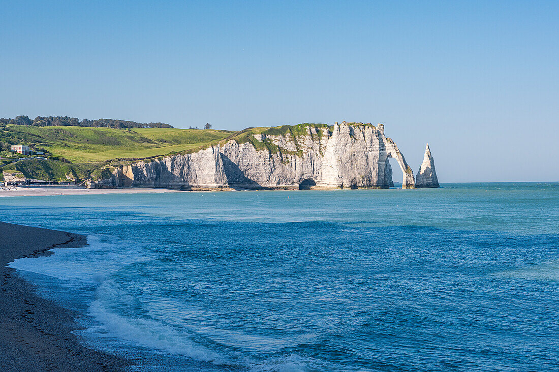 Blick auf die Kreidefelsen mit dem Felsentor Porte d'Aval, Etretat, Normandie, Frankreich