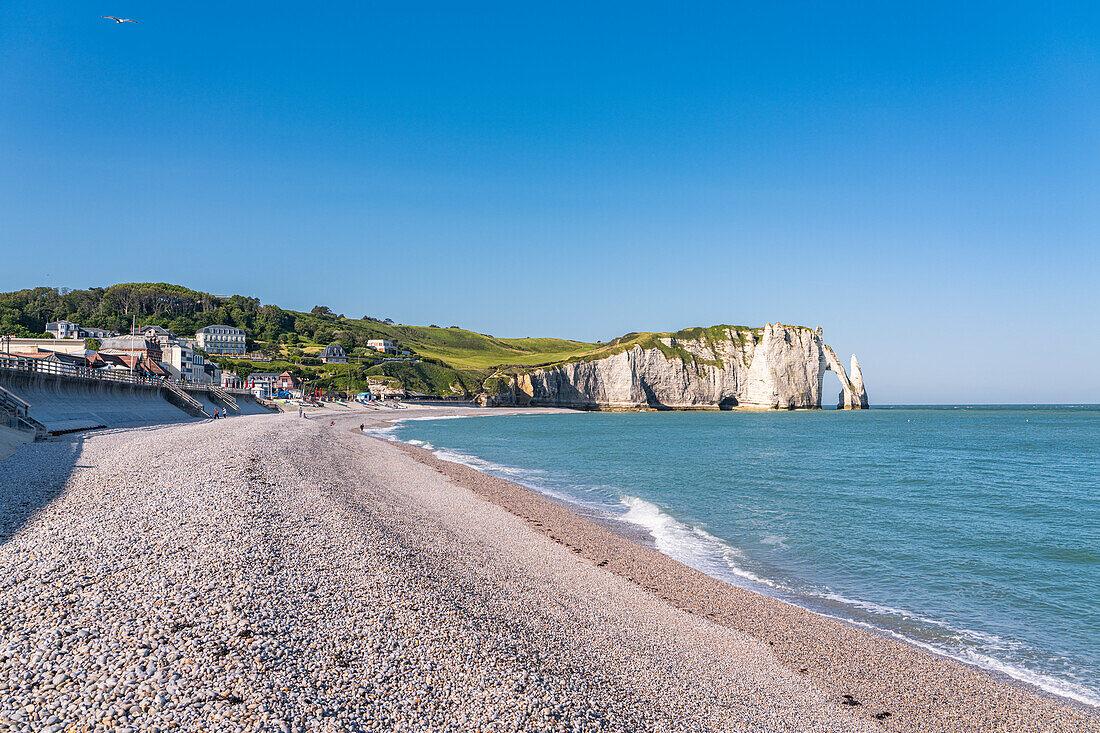 Kiesstrand und Blick auf die Kreidefelsen mit dem Felsentor Porte d'Aval, Etretat, Normandie, Frankreich