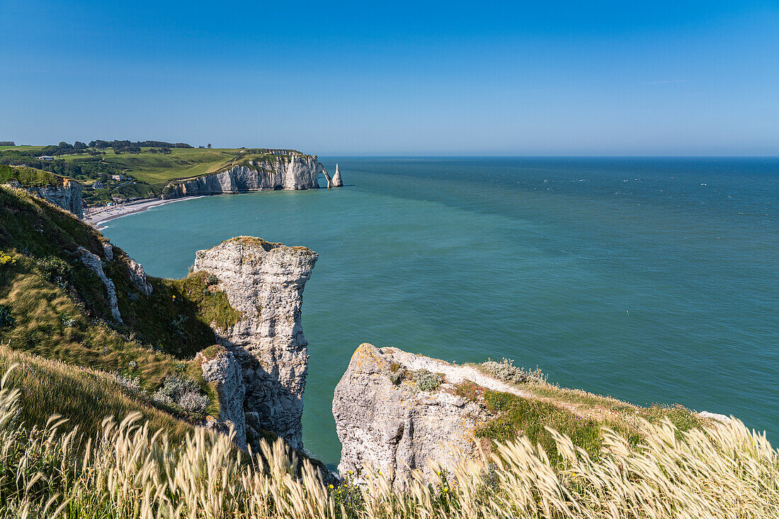 Blick auf die Kreidefelsen von Etretat und Falaise d'Aval, Normandie, Frankreich