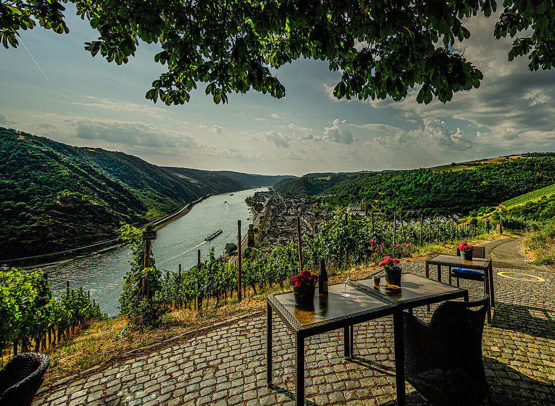 Blick von der Außengastronomie des Günderodehauses auf die Weinberge und das Rheintal bei Oberwesel, Oberes Mittelrheintal, Rheinland-Pfalz, Deutschland