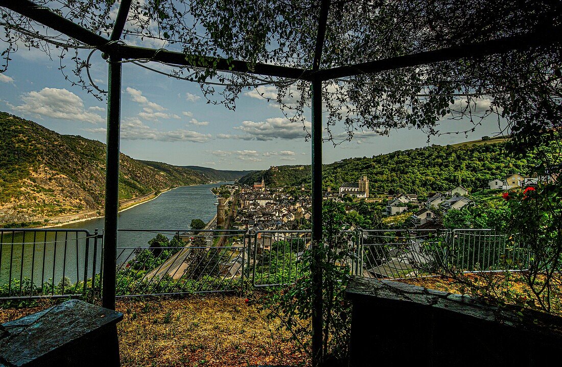 Blick aus einem Aussichtspavillon auf Stadt und das Rheintal im Abendlicht, Oberwesel, Oberes Mittelrheintal, Rheinland-Pfalz, Deutschland