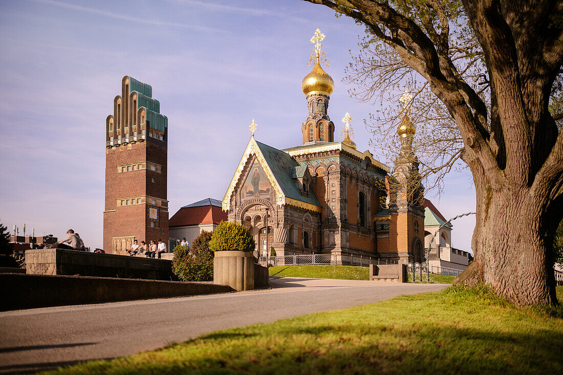 UNESCO Welterbe Mathildenhöhe Darmstadt, Studenten sitzen in der Sonne vor dem Hochzeitsturm und der russisch-orthodoxen Kirche, Künstlerkolonie, Hessen, Deutschland, Europa