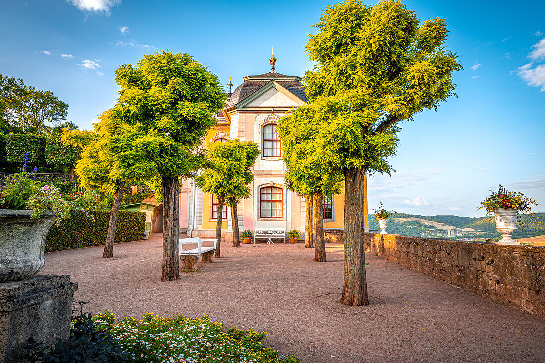 Blick auf das Rokokoschloss im Schlosspark der Dornburger Schlösser bei Jena, Dornburg-Camburg, Thüringen, Deutschland