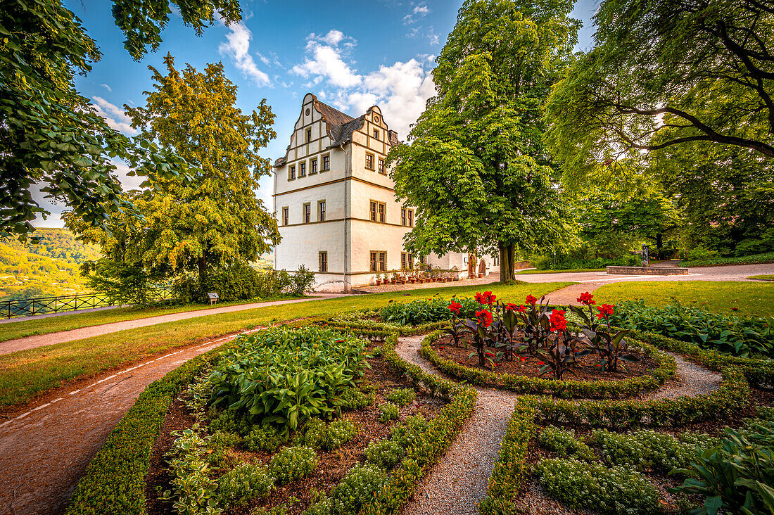 Blick auf das Renaissanceschloss im Schlosspark der Dornburger Schlösser bei Jena, Dornburg-Camburg, Thüringen, Deutschland