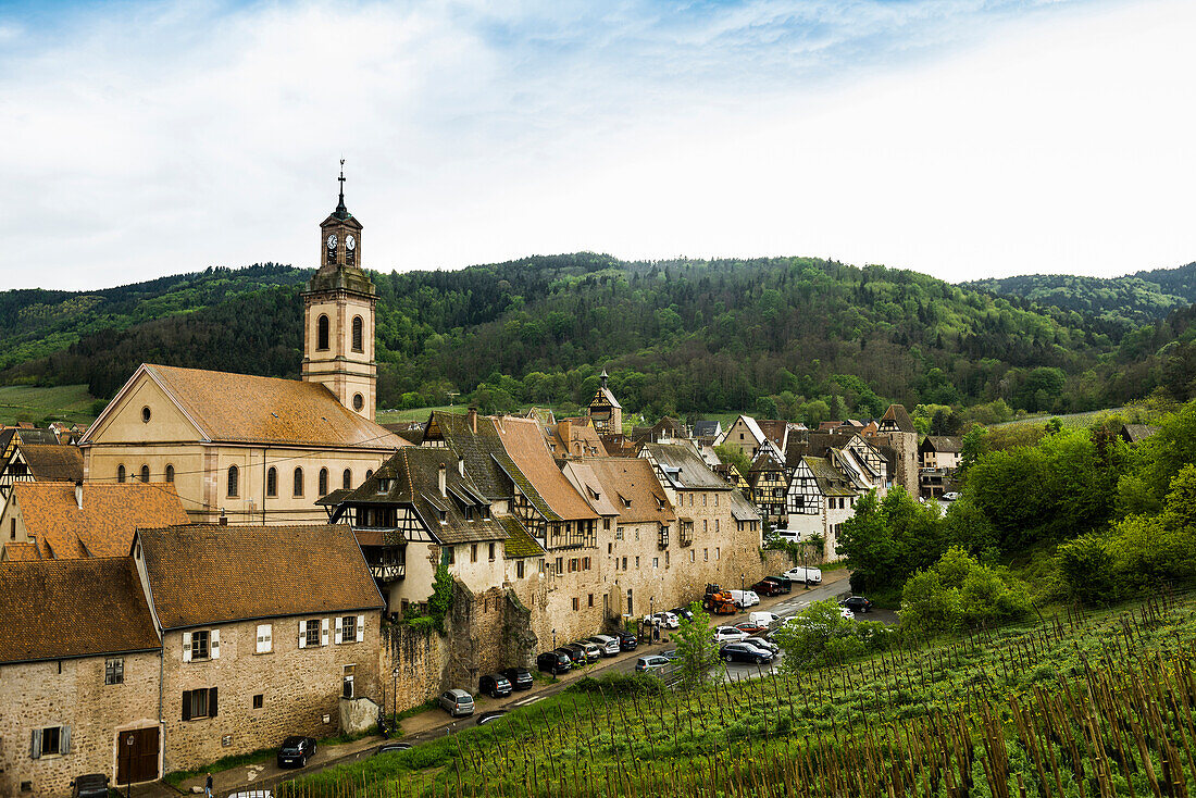 Mittelalterliches Dorf in den Weinbergen, Riquewihr, Grand Est, Haut-Rhin, Elsass, Frankreich