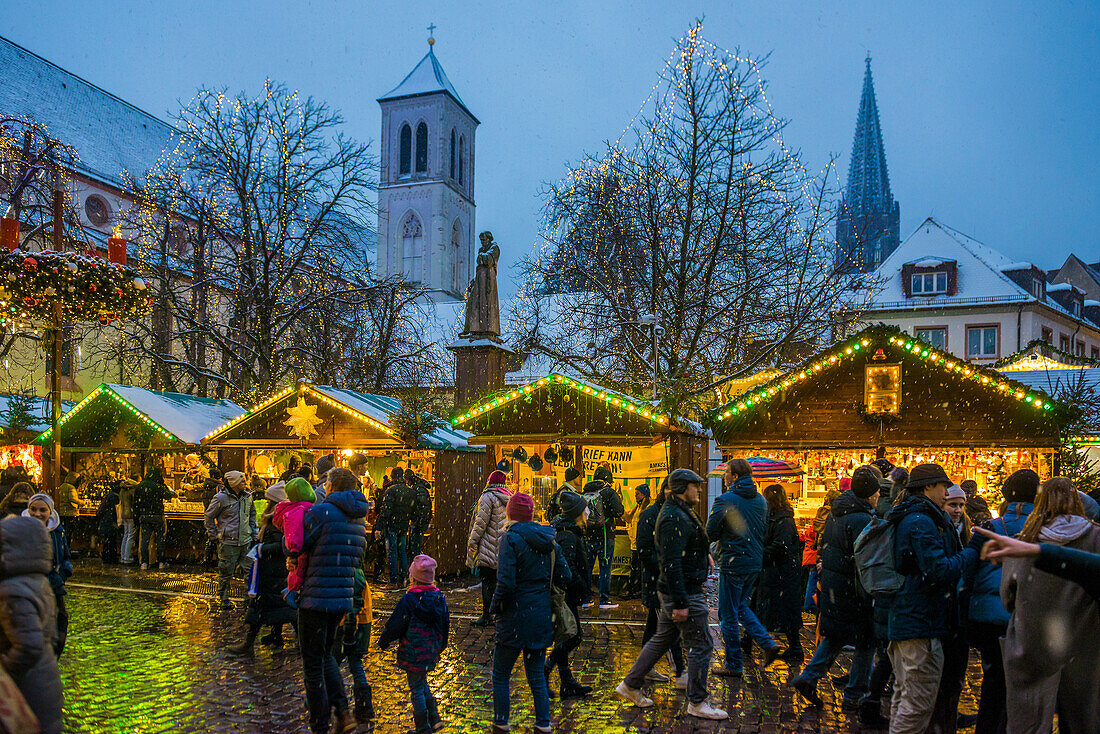 Verschneiter Weihnachtsmarkt am Abend, Freiburg im Breisgau, Schwarzwald, Baden-Württemberg, Deutschland