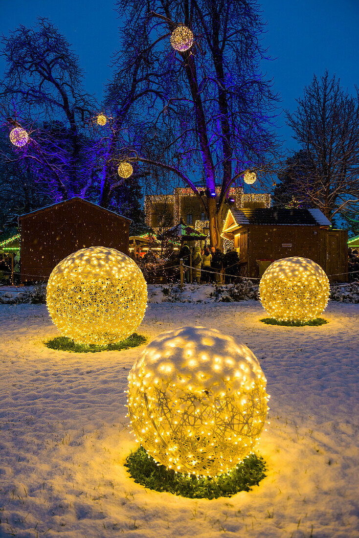 Verschneiter Weihnachtsmarkt bei Nacht, Colombipark, Freiburg im Breisgau, Schwarzwald, Baden-Württemberg, Deutschland