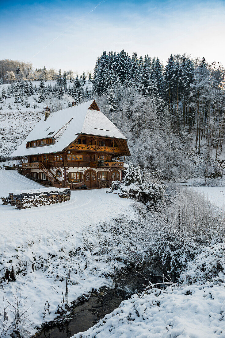 snowy Schwarzwaldhof, Oberhamersbach, Black Forest, Baden-Württemberg, Germany