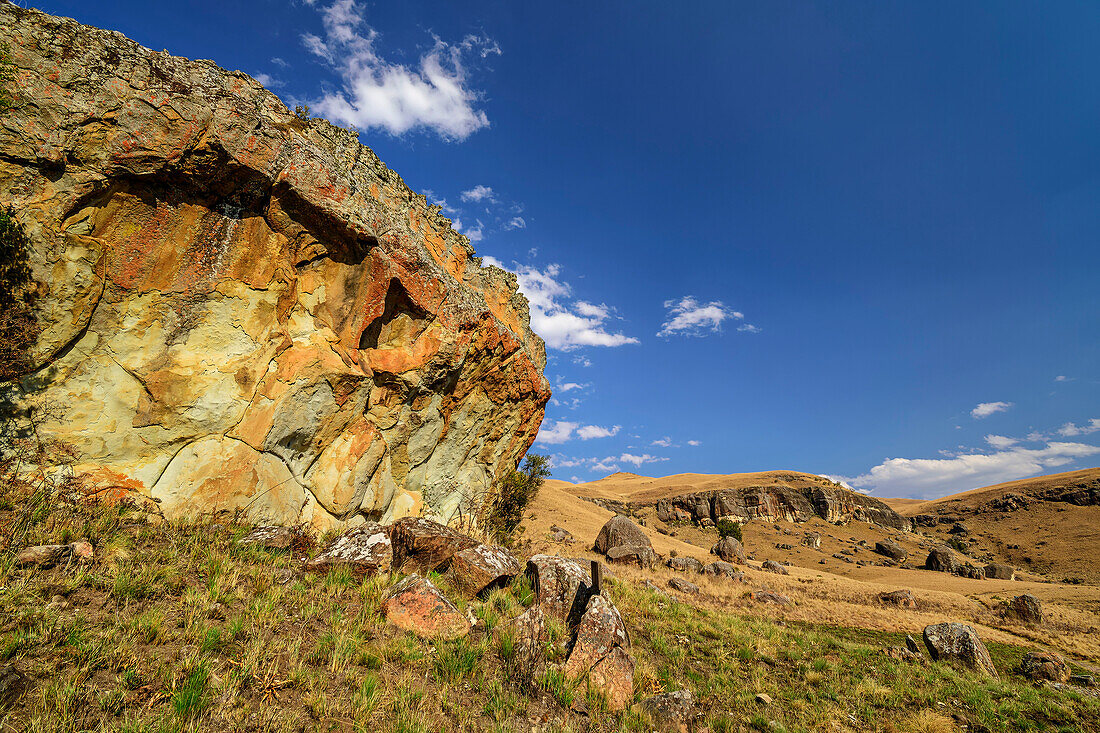 Rocky overhang with Drakensberg in the background, Giant's Castle, Drakensberg, Kwa Zulu Natal, Maloti-Drakensberg UNESCO World Heritage Site, South Africa