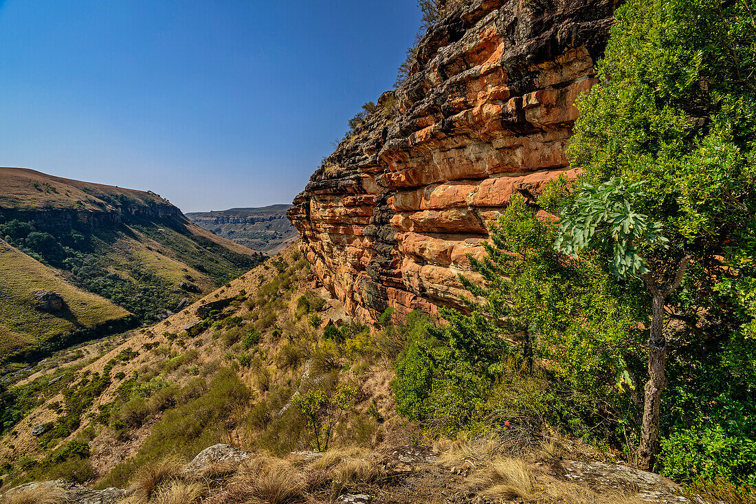 Rock face on Giant's Ridge with a view of the valley, Giant's Castle, Drakensberg, Kwa Zulu Natal, Maloti-Drakensberg UNESCO World Heritage Site, South Africa