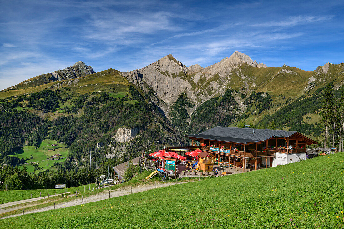 Sonnenterrasse der Künzeralm mit Bretterwandspitze und Kendlspitze im Hintergrund, Nationalpark Hohe Tauern, Osttirol, Österreich