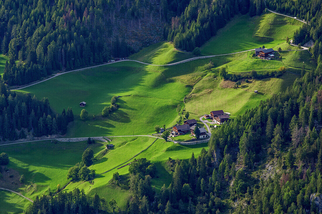 Tiefblick auf Bergbauernhöfe Glanz, vom Kals-Matreier-Törl,  Nationalpark Hohe Tauern, Osttirol, Österreich