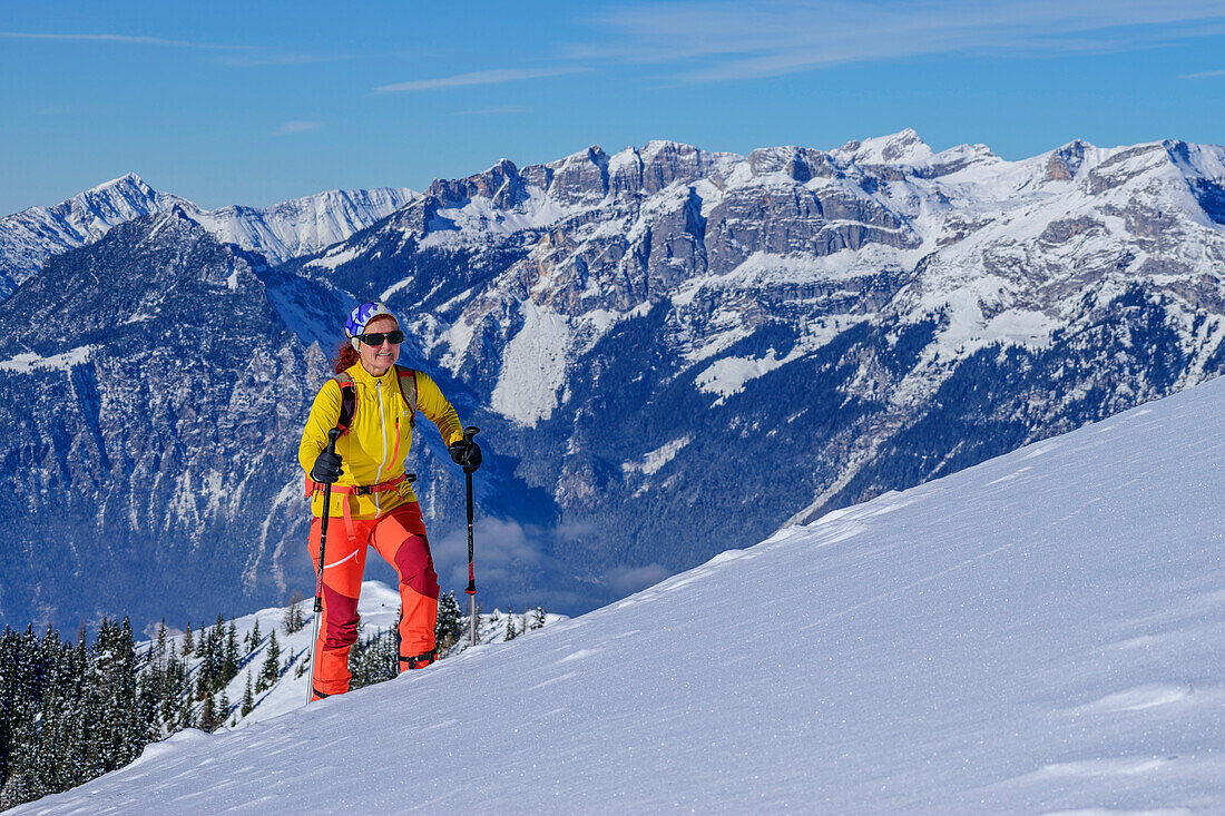 Frau auf Skitour steigt zum Wiedersberger Horn auf, Rofan im Hintergrund, Wiedersberger Horn, Kitzbüheler Alpen, Tirol, Österreich