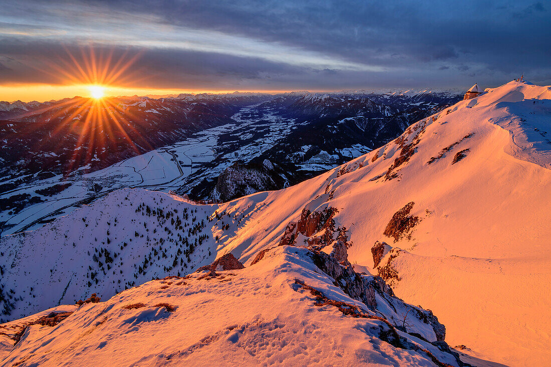 Sonnenuntergang über Gailtal und Dobratschgipfel, vom Dobratsch, Gailtaler Alpen, Kärnten, Österreich