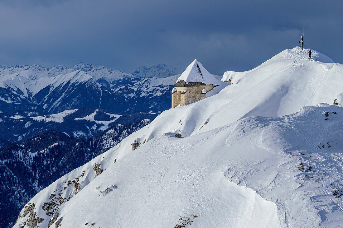 Gipfelkreuz und Kapelle am Dobratsch, Dobratsch, Gailtaler Alpen, Kärnten, Österreich