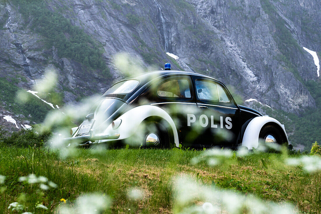 Ein alter VW Käfer als Polizeiauto in Andaslnaes, Trllveggen, Andalsnaes, Provinz Moere og Romsdal, Vestlandet, Norwegen