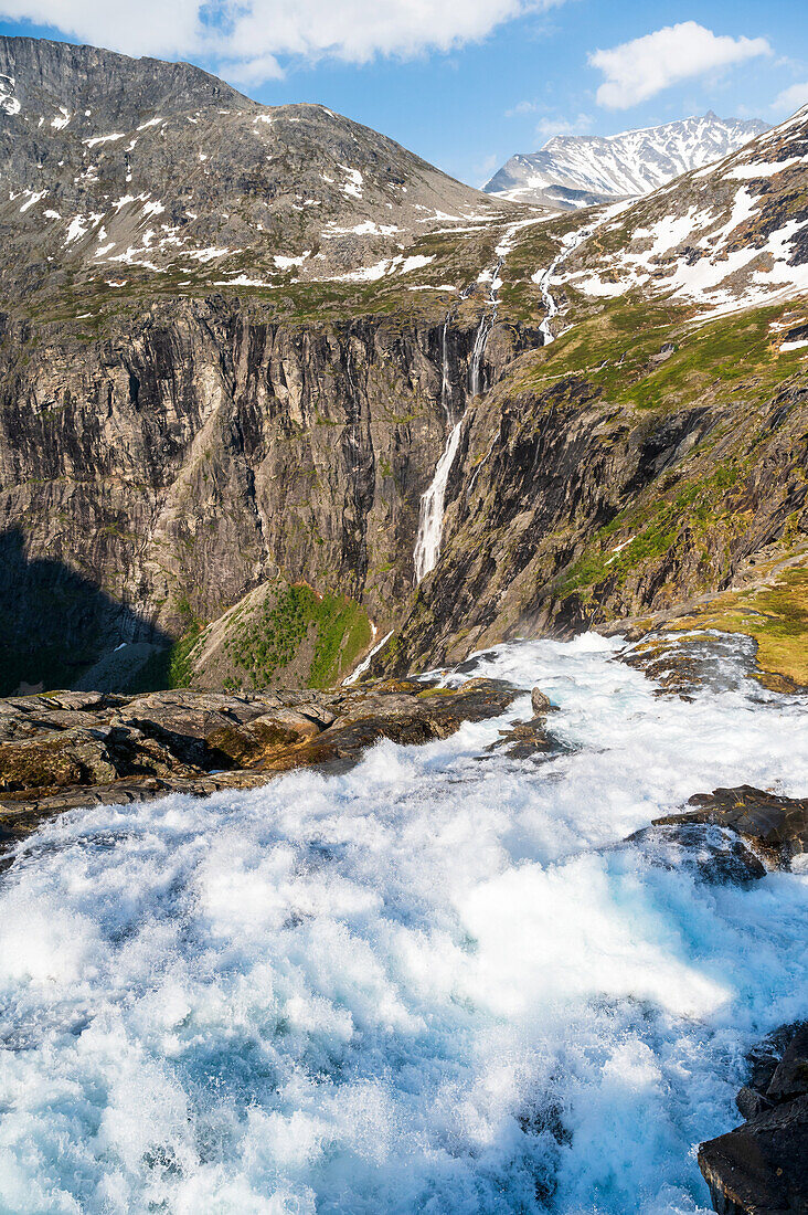 Wasserfall am Trollstigen, Andalsnaes, Provinz Moere og Romsdal, Vestlandet, Norwegen