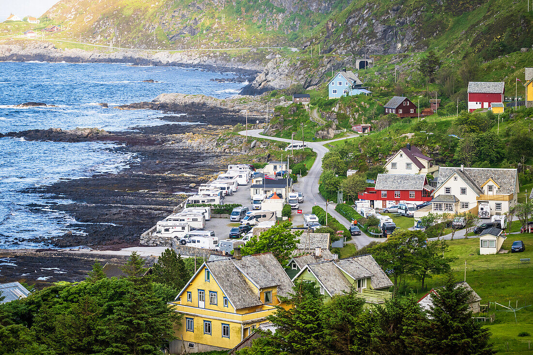 Blick auf den Campingplatz Goksoeyr auf der Vogelinsel 'Runde', Atlantik, Provinz Moere og Romsdal, Vestlandet, Norwegen