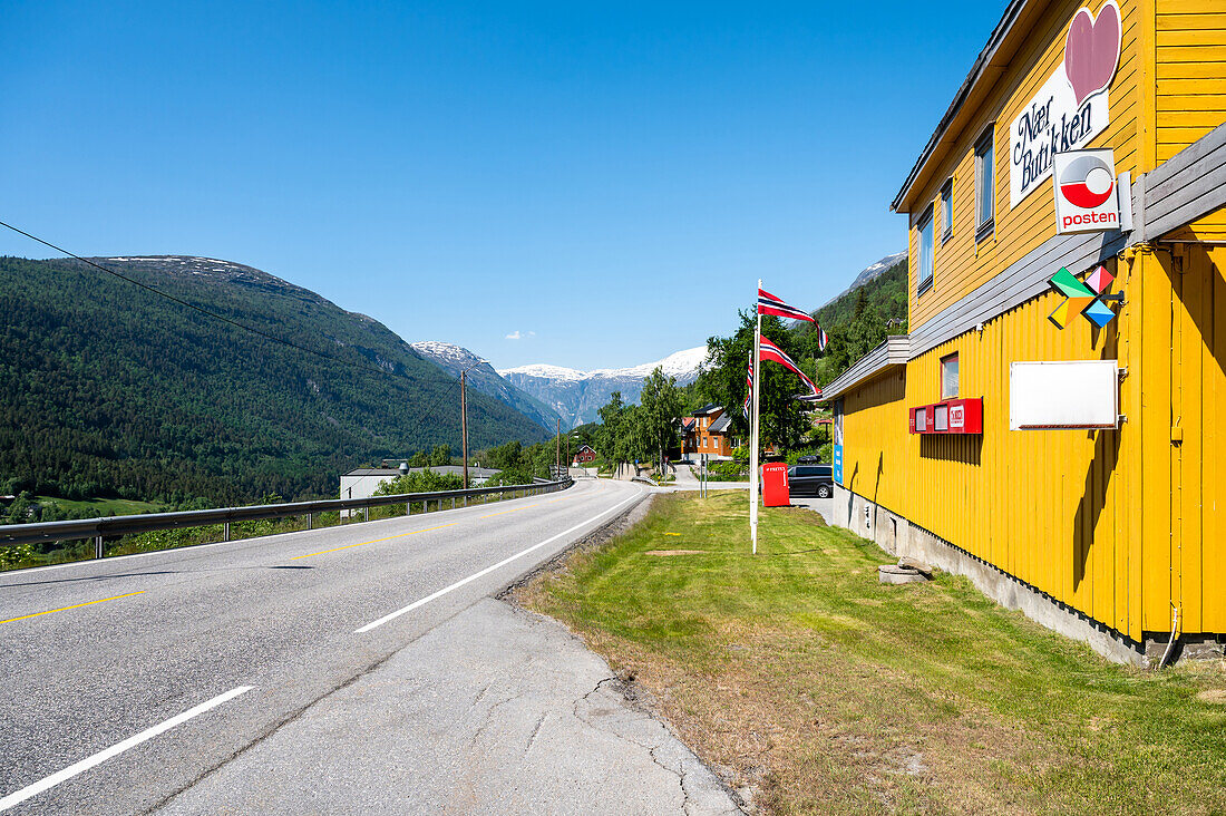 Starting point of the hike to the Kylling bru railway bridge. It is part of the Rauma Railway between Dombås and Åndalsnes and is an impressive testimony to the engineering and architecture of the time. The bridge is 76 meters long and was completed in 1921. Verma, Möre and Romsdal, Norway