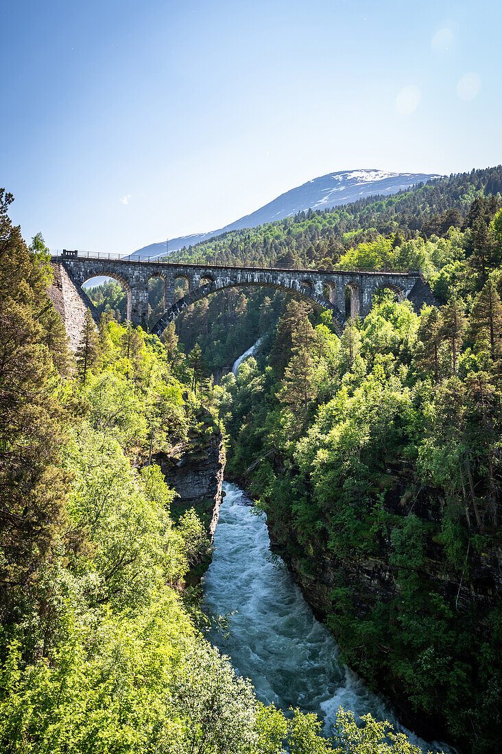 Historische Eisenbahnbrücke 'Kylling bru' über den Fluss Rauma, bei Verma, Provinz Moere og Romsdal, Vestlandet, Norwegen