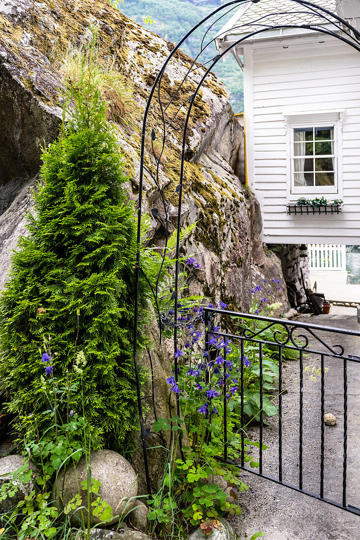 Gartentor an Felswand in Geiranger, im Geirangerfjord, Moere og Romsdal, Vestlandet, Norwegen
