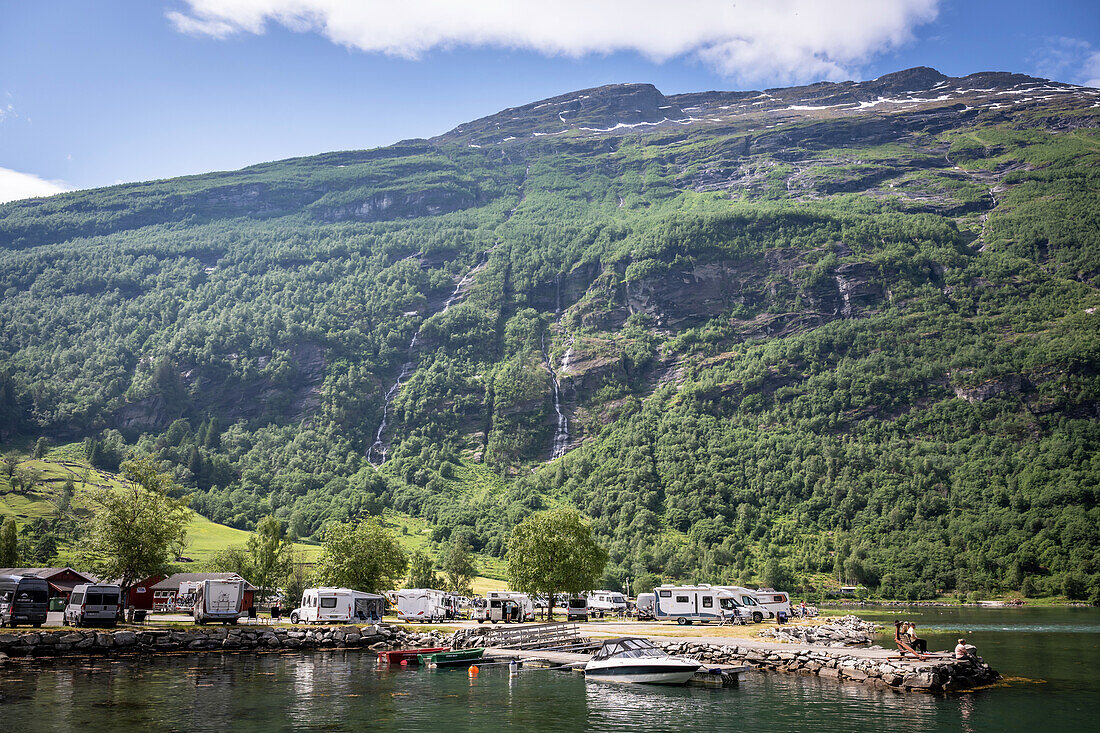 Blick auf den Campingplatz in Geiranger, im Geirangerfjord, Moere og Romsdal, Vestlandet, Norwegen