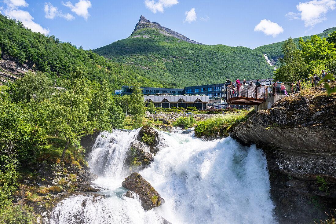 Hotel Union  und Wasserfall in Geiranger, im Geirangerfjord, Moere og Romsdal, Vestlandet, Norwegen