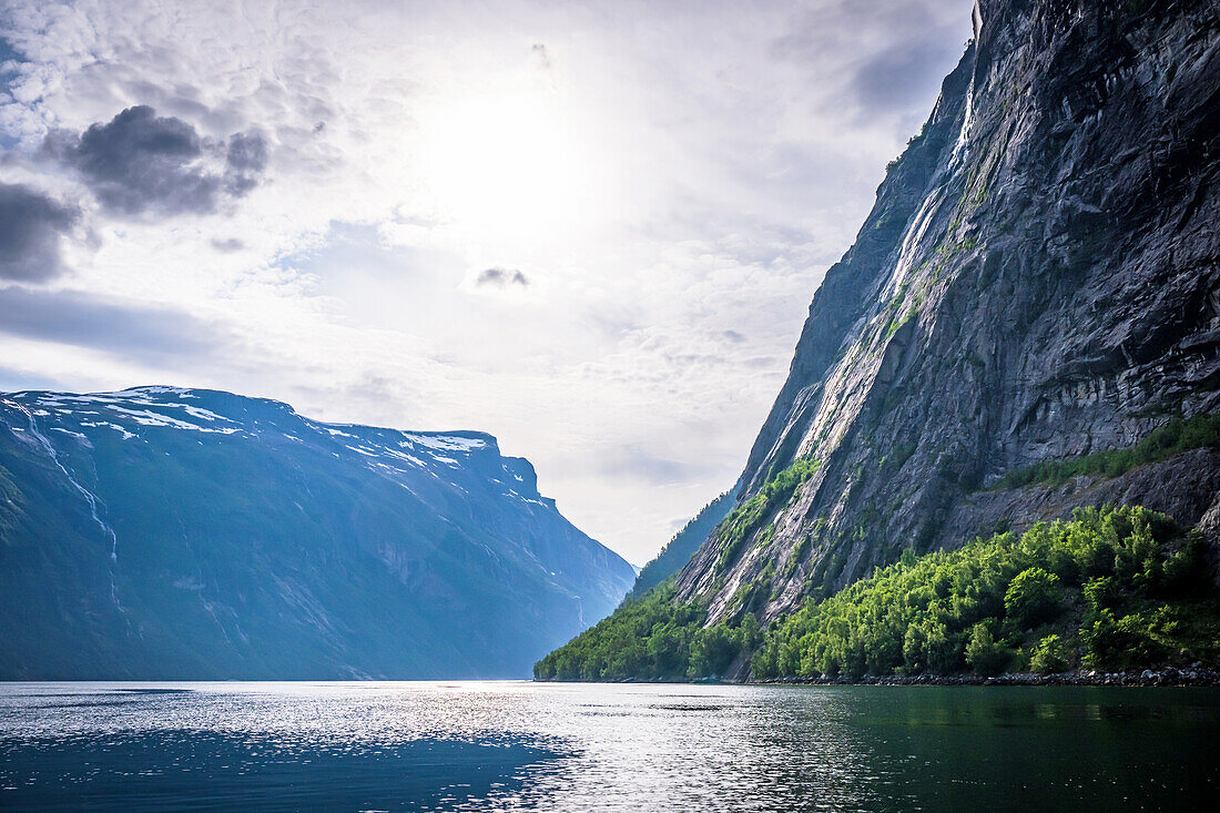 Berge im Geirangerfjord, Moere og Romsdal, Vestlandet, Norwegen