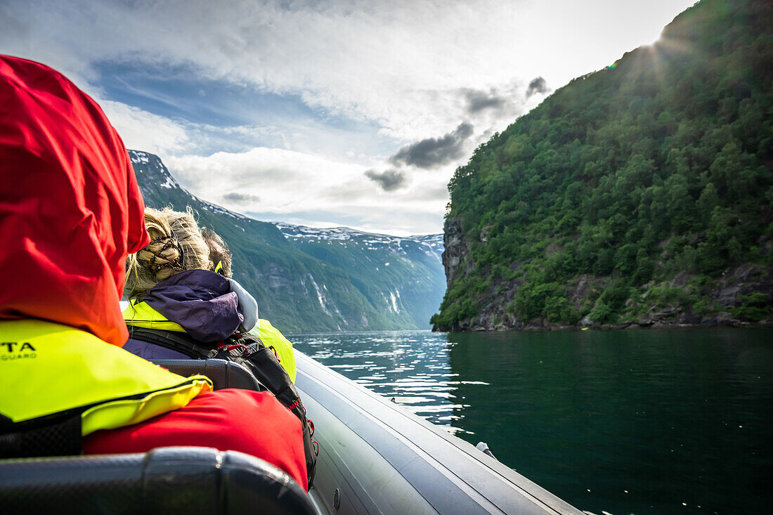 Ausflugsboot im Geirangerfjord, Moere og Romsdal, Vestlandet, Norwegen