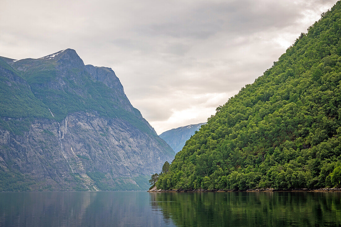 Einfahrt in den Geirangerfjord, Moere og Romsdal, Vestlandet, Norwegen