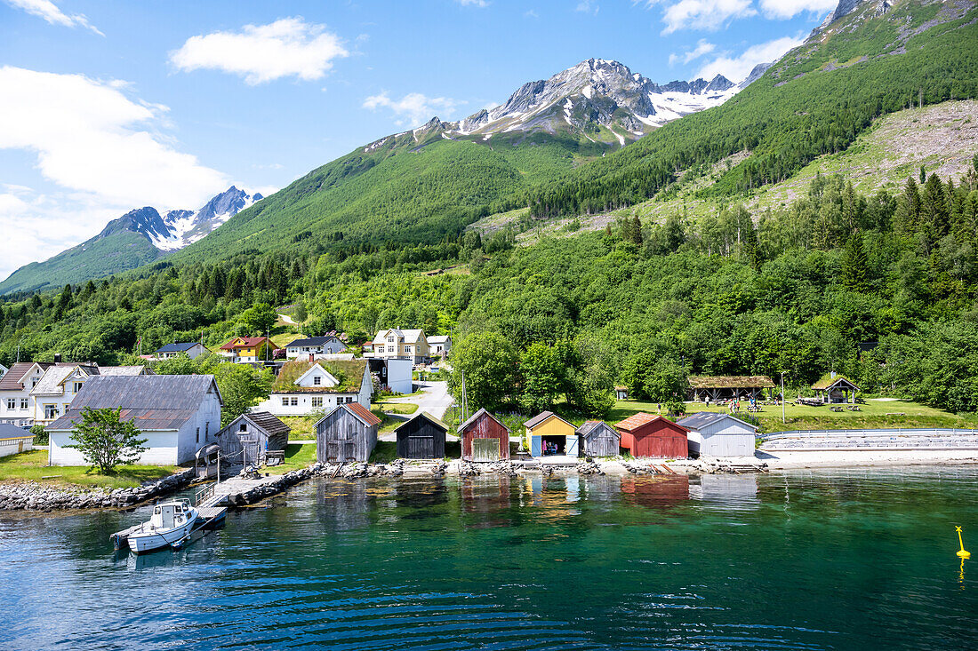 Blick auf Bootshäuser in Saeboe, Gemeinde Oersta,  Hjoerundfjord, Sunnmoere, Moere og Romsdal, Vestlandet, Norwegen