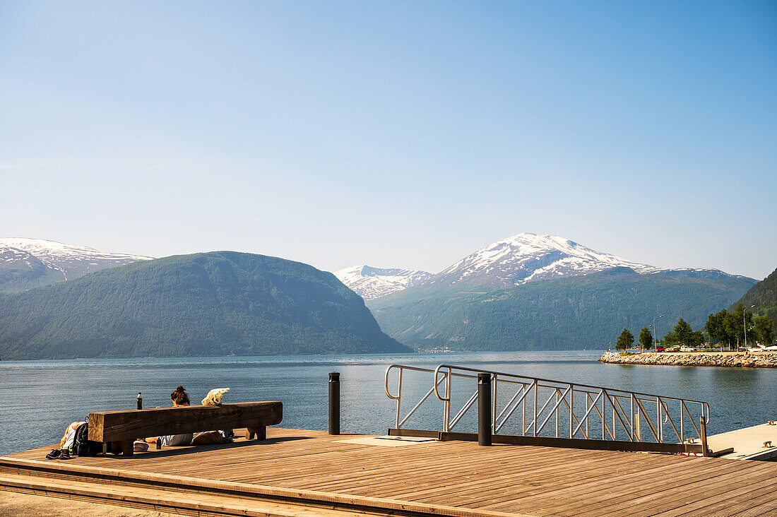 Aussichtsterrasse am Fjord, Fjord von Valldal, Moere og Romsdal, Vestlandet, Norwegen