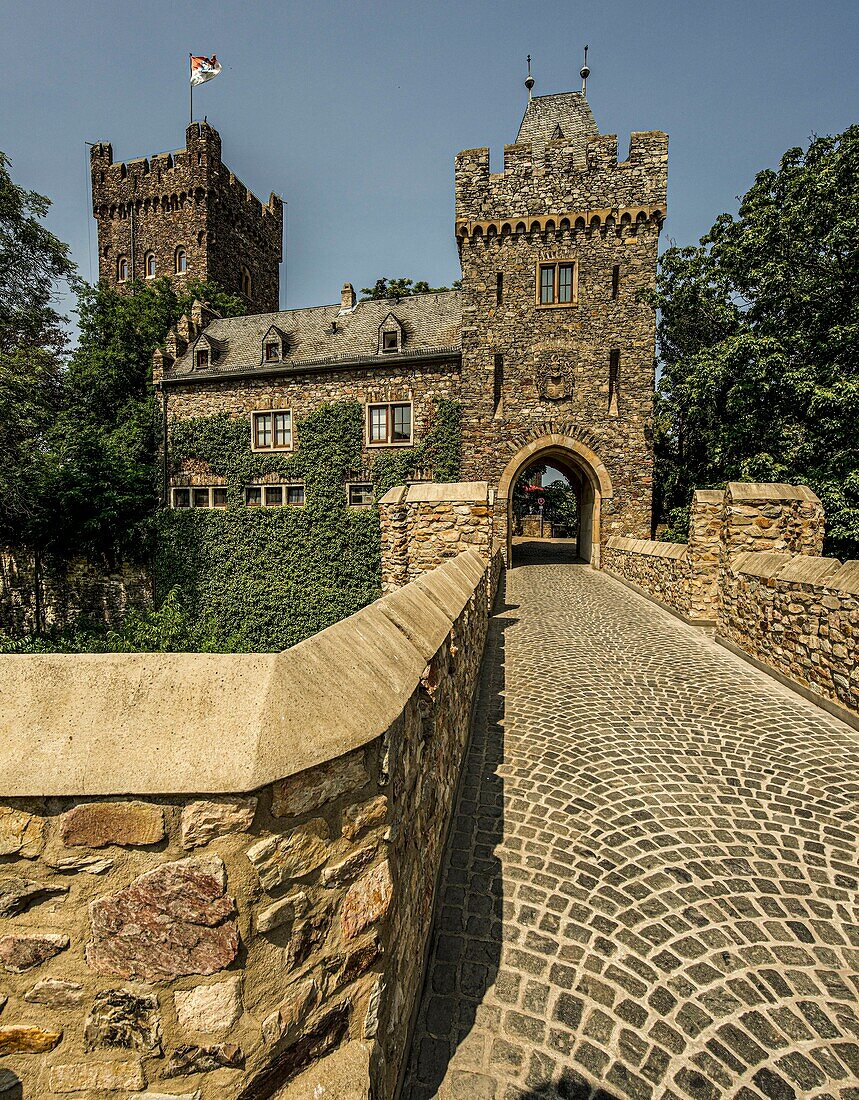 Ansicht von Brücke, Torhaus und Bergfried von Burg Klopp, Altstadt von Bingen, Oberes Mittelrheintal, Rheinland-Pfalz, Deutschland