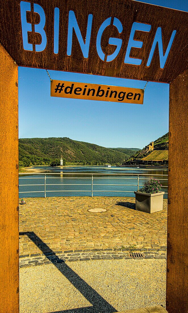 Blick durch einen Rahmen über den Rhein zum Mäuseturm und zur Burgruine Ehrenfels, bei Bingen, Oberes Mittelrheintal, Hessen und Rheinland-Pfalz, Deutschland