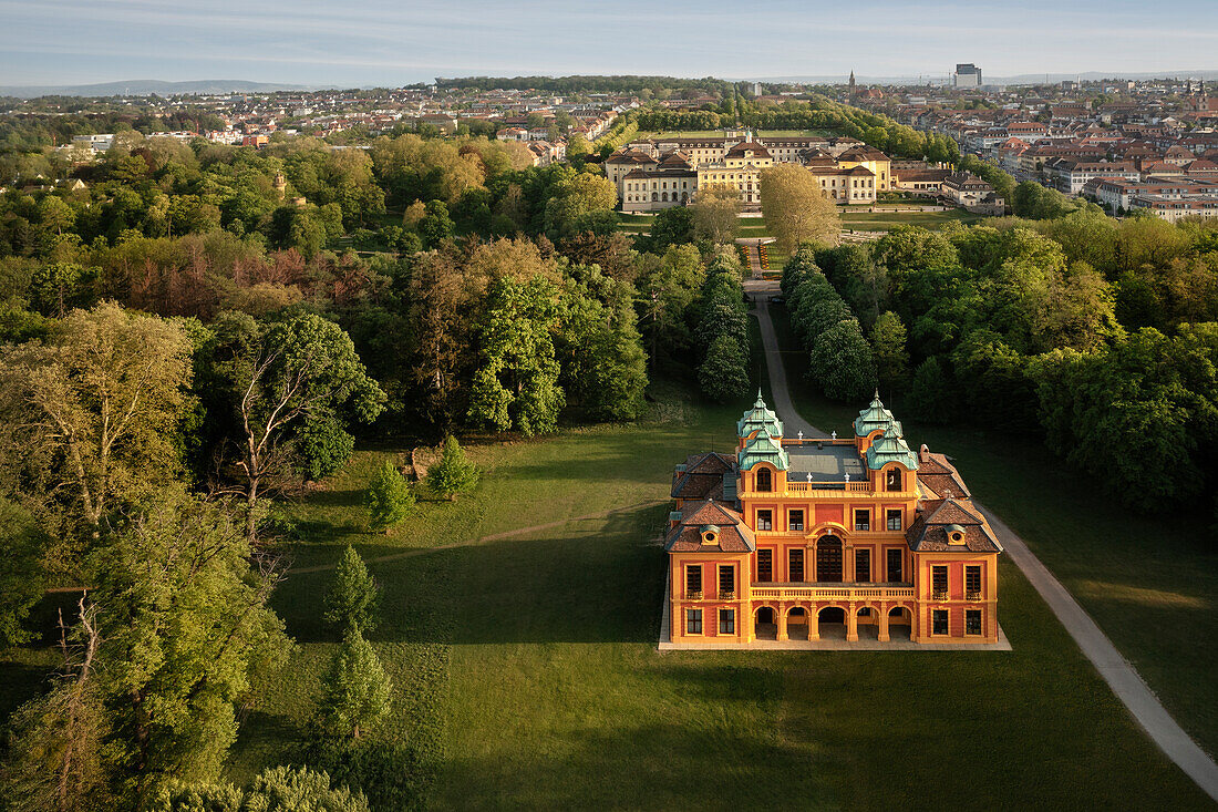 Luftbildaufnahme vom Schloss Favorite und dem Residenzschloss Ludwigsburg, Ludwigsburg, Baden-Württemberg, Deutschland, Europa
