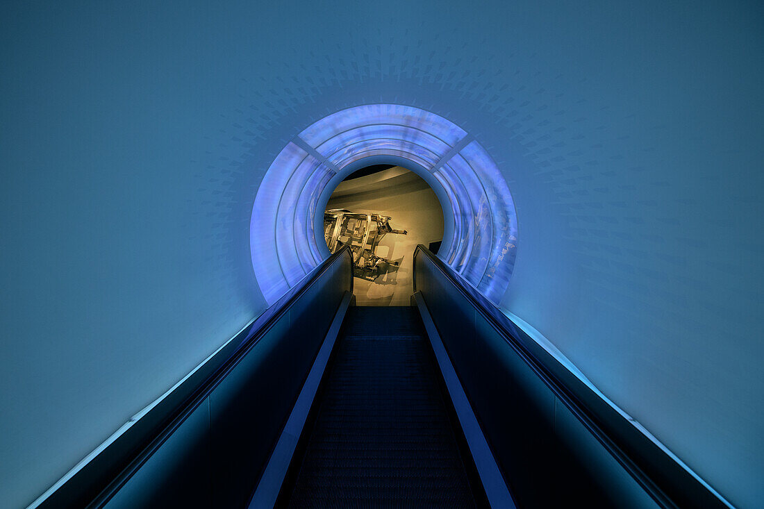 futuristische Rolltreppe führt in Pavillon von Autostadt in Wolfsburg, Niedersachsen, Deutschland, Europa