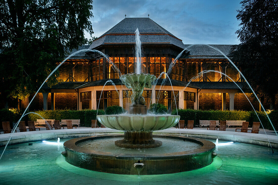 Solebrunnen vor Gradierhaus im königlichen Kurpark von Bad Reichenhall, Saalach Tal, Berchtesgadener Land, Bayern, Deutschland, Europa