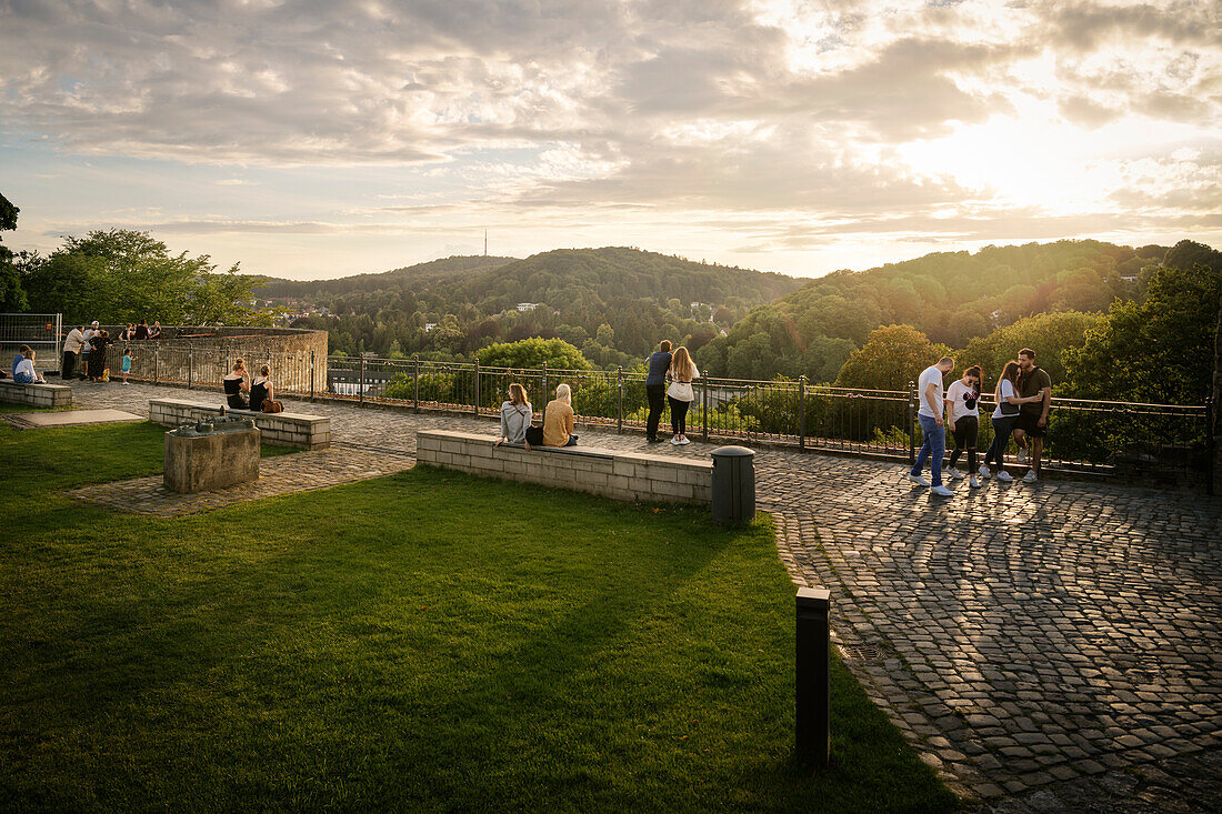 Besucher genießen den Ausblick von der Sparrenburg während des Sonnenuntergangs, Bielefeld, Nordrhein-Westfalen, Deutschland, Europa