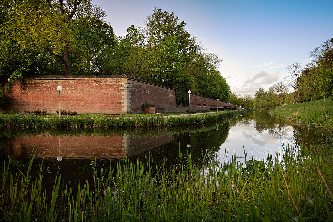 Blick über Kanal hin zur Bundesfestung Ulm in den Glacis Park Anlagen, Neu-Ulm, Bayern, Deutschland, Europa