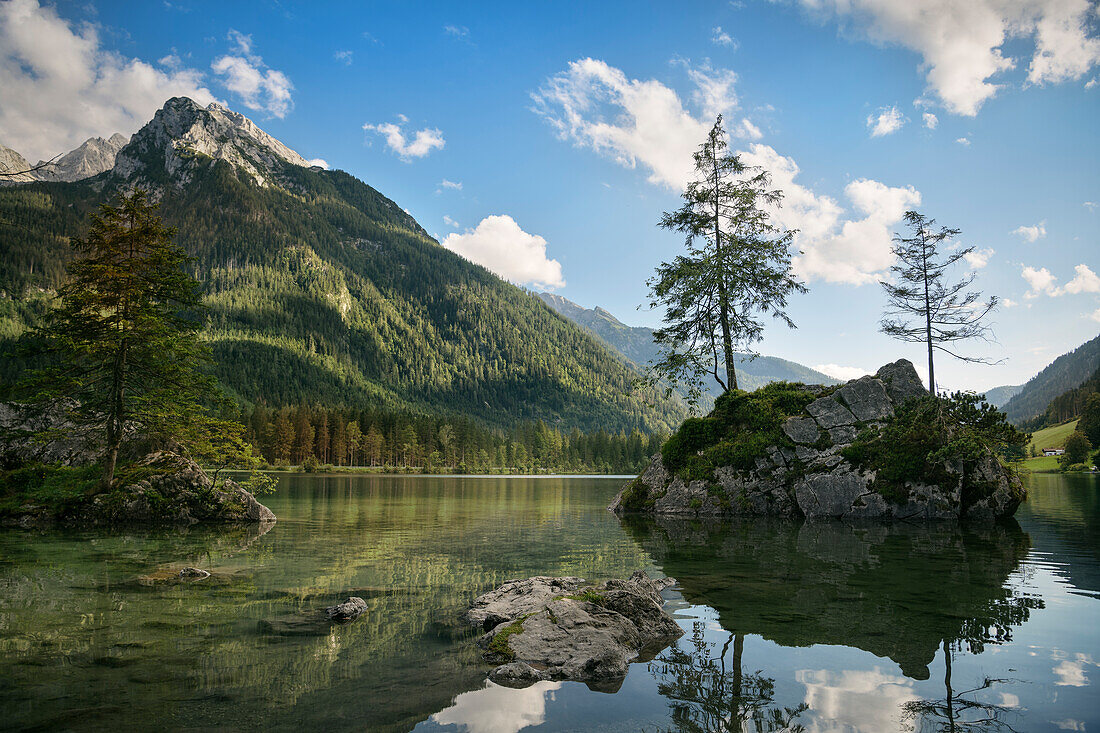 Berühmte Felseninsel am Hintersee bei Ramsau, Nationalpark Berchtesgaden, Bayern, Deutschland, Europa