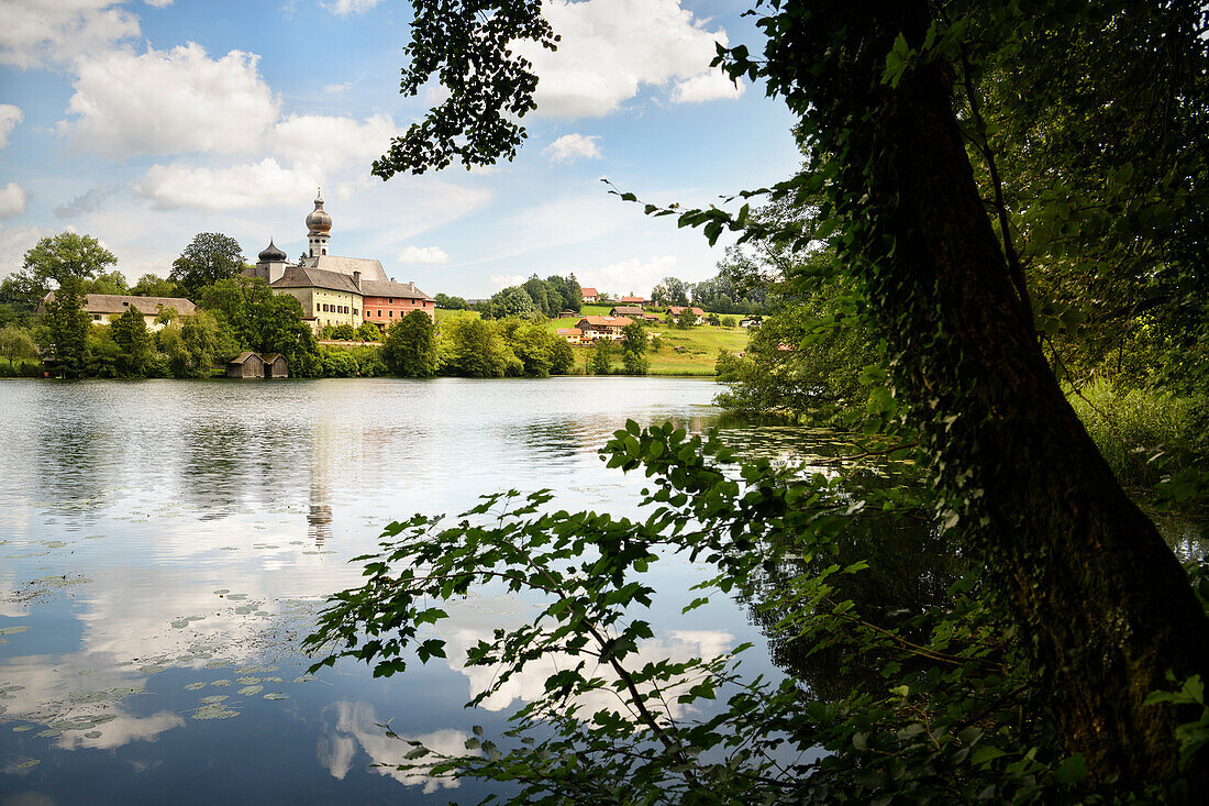 Blick über Klostersee Höglwörther See zum Kloster Höglwörth, Gemeinde Anger, Berchtesgadener Land, Bayern, Deutschland, Europa