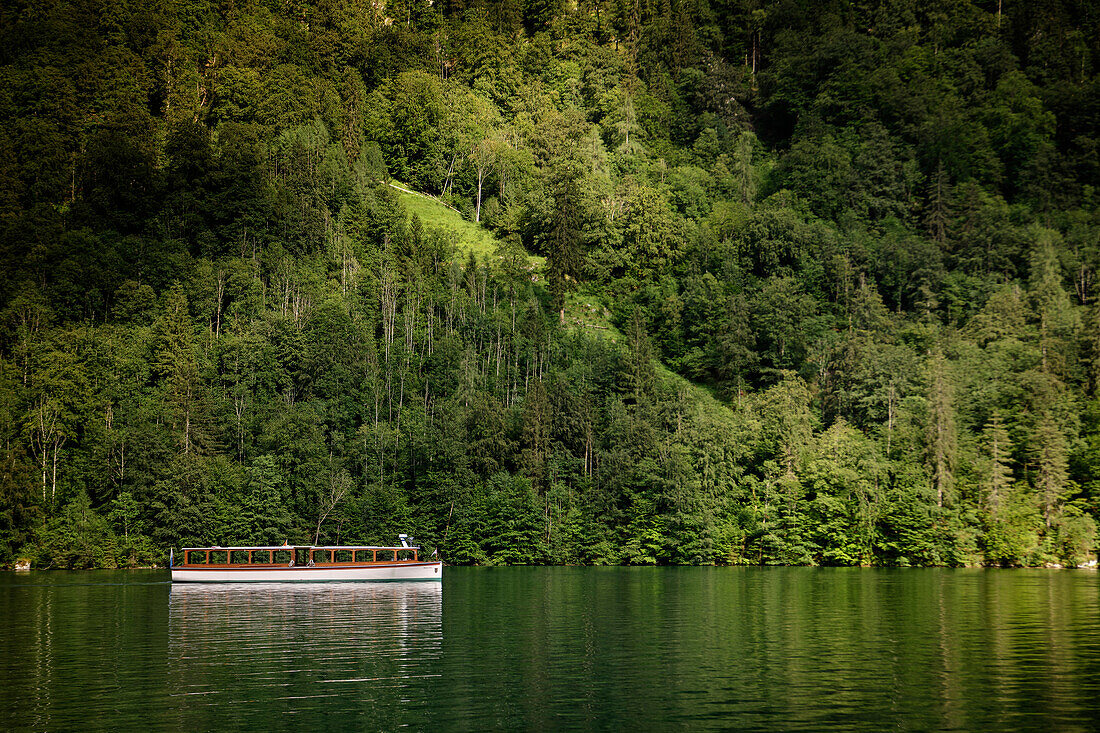 Elektro Schiff am Königssee, Schönau am Königssee, Nationalpark Berchtesgaden, Bayern, Deutschland, Europa