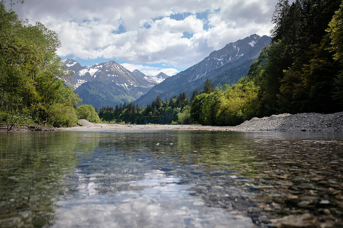 Blick über den Fluss Stillach im Stillachtal bei Oberstdorf, Oberallgäu, Allgäu, Bayern, Deutschland, Europa