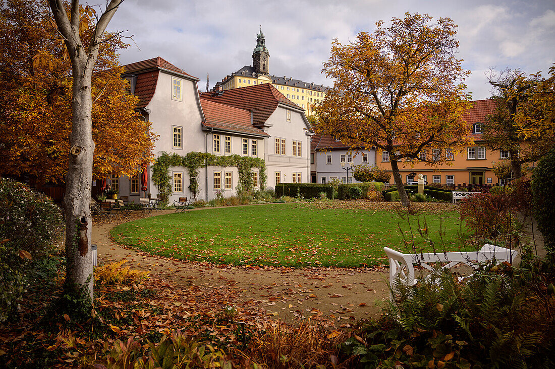Schillerhaus mit Heidecksburg im Hintergrund, Rudolstadt, Landkreis Saalfeld-Rudolstadt, Thüringen, Deutschland, Europa